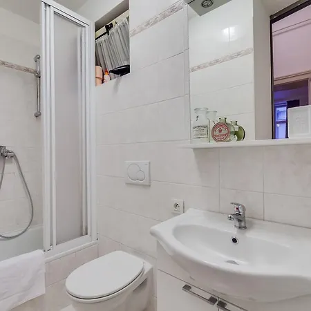 White & Woody Quadrio Apartments Apartment *