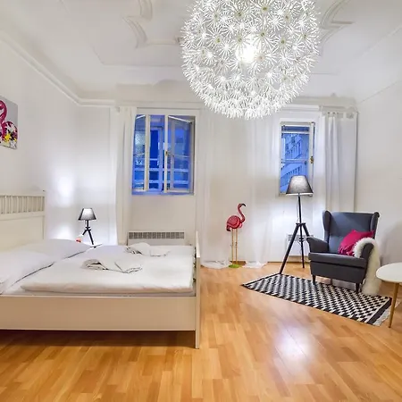 Apartment White & Woody Quadrio Apartments *