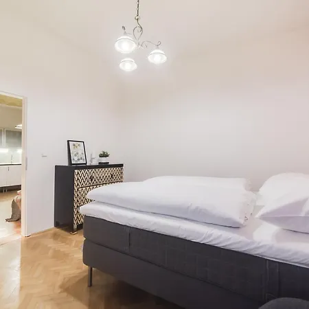 Apartment White & Woody Quadrio Apartments *